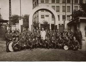 Ritratto di una banda musicale costituita da operai (militarizzati) della Breda o della Falck o della Magneti Marelli