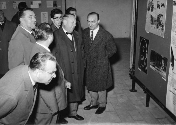 Ritratto di gruppo maschile - Guglielmo Chiolini fotografo con Bruno Fassina sindaco e altri uomini - Pavia - Musei Civici - Mostra sulla pubblicità
