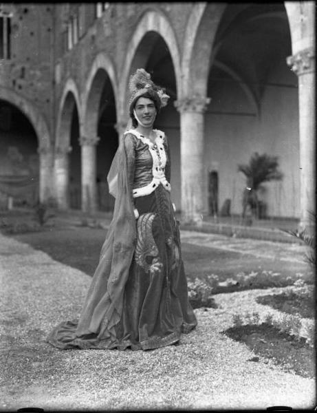 Ritratto femminile - Ragazza in costume medievale - Pavia - Castello visconteo