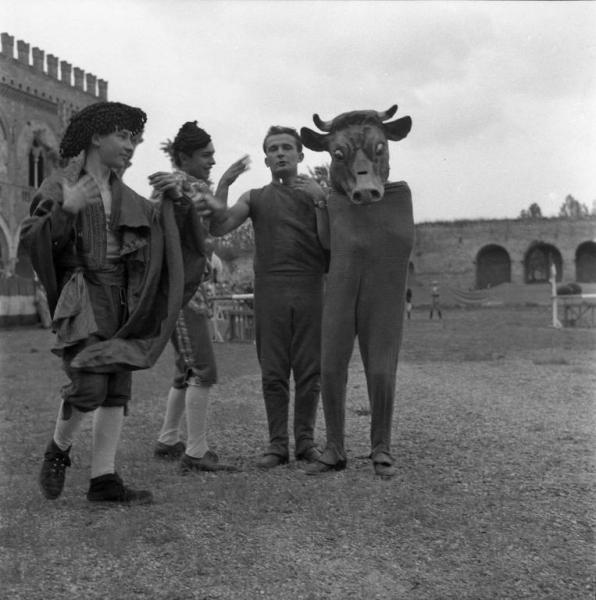 Ritratto di gruppo - Ragazzi in costume - Pavia - Castello visconteo - Cortile - Mura spagnole sullo sfondo