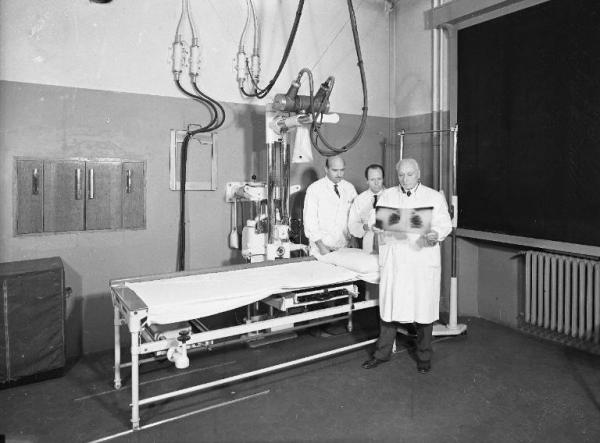 Pavia - Ospedale Policlinico San Matteo - Sala di Radiologia - Prof. Rigobello con due medici osservano una lastra radiografica