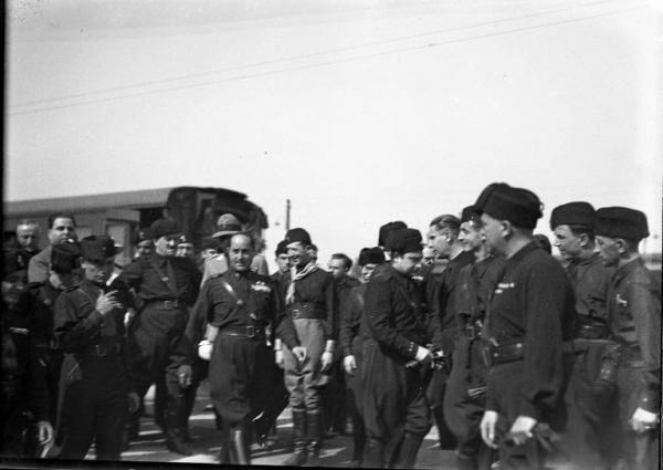 Mortara - Stazione ferroviaria - Achille Starace avanza con fermezza - Gruppo di fascisti in divisa - Vagone sullo sfondo