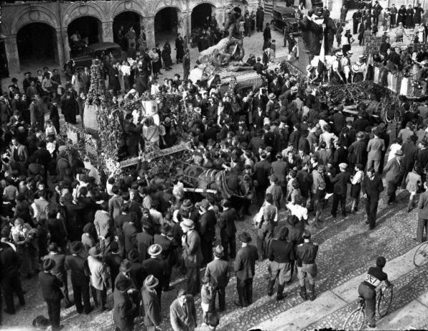 Broni - Piazza Garibaldi - VIII Festa nazionale dell'uva - Folla riunita attorno ai carri