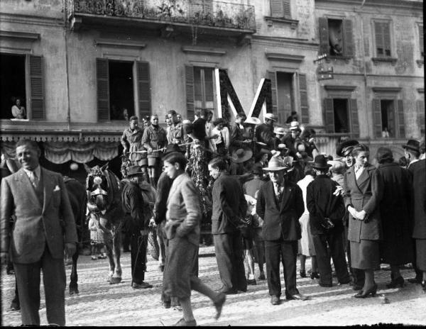 Broni - Piazza Garibaldi - VIII Festa nazionale dell'uva - Carro con giovani, orchestrali e una lettera "M" formato gigante