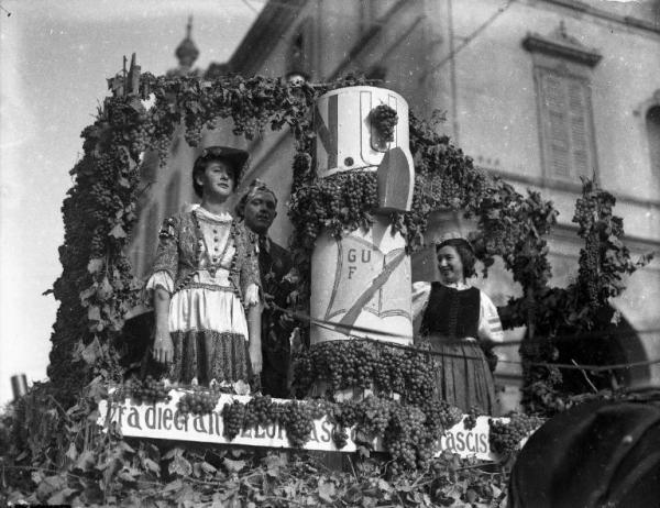 Broni - VIII Festa dell'uva - Carro folcloristico del G.U.F. - Giovani in costume