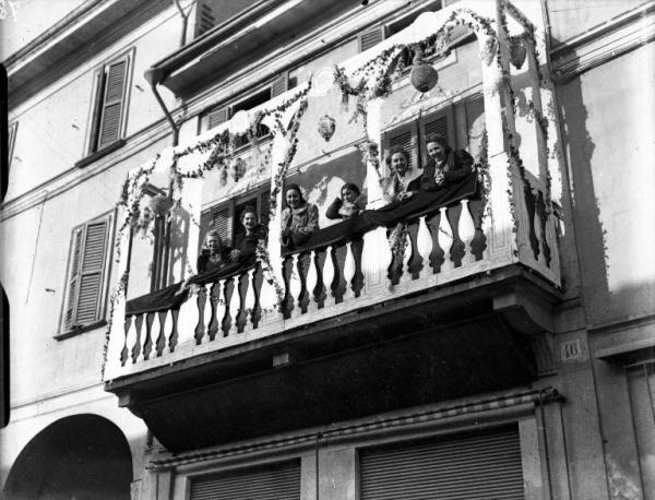 Ritratto di gruppo femminile - Donne sorridenti sul balcone di un palazzo - Garlasco - Festa del Carnevale