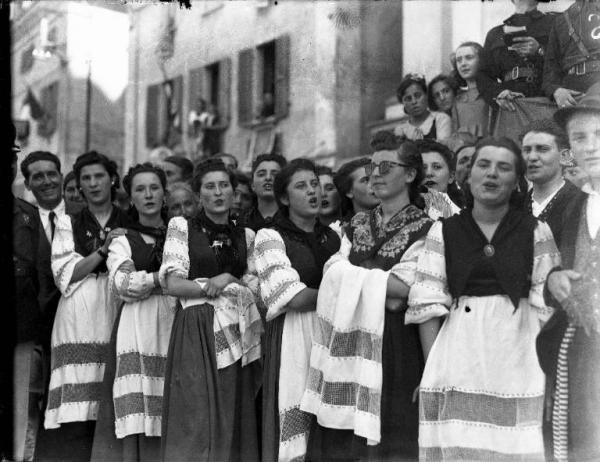 Ritratto di gruppo femminile - Gruppo di mondine con abbigliamento tipico - Garlasco - Festa delle mondine