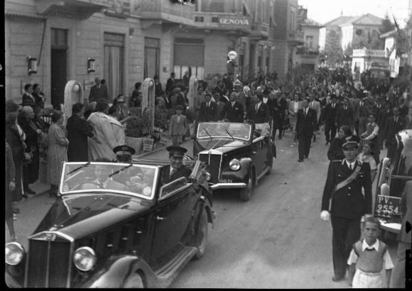 Salice Terme - IX Festa nazionale dell'uva - Sfilata di automobili addobbate con foglie e grappoli d'uva e bandiere italiane - Folla ai lati della strada
