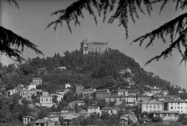 Zavattarello - Veduta - Castello dei Dal Verme sullo sfondo