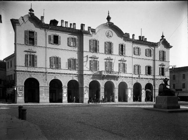Broni - Piazza Giuseppe Garibaldi (già San Contardo) - Facciata di Palazzo Arienti - Gruppo di persone lungo i portici - Monumento ai Caduti