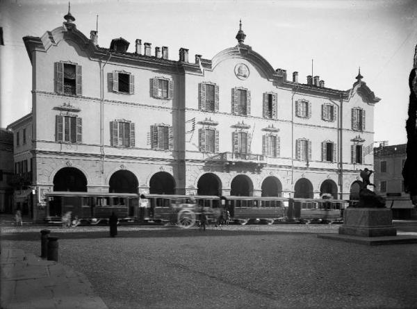 Broni - Piazza Giuseppe Garibaldi (già San Contardo) - Facciata di Palazzo Arienti - Tram - Monumento ai Caduti