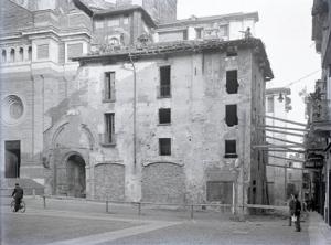 Pavia - Duomo - Lavori di demolizione - Operai sul tetto - Uomo in bicicletta