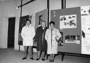 Ritratto di gruppo - Guglielmo Chiolini fotografo con la moglie Enrica Barbieri e un uomo - Pavia - Musei Civici - Mostra sulla pubblicità
