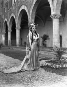 Ritratto femminile - Ragazza in costume medievale - Pavia - Castello visconteo