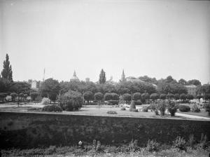 Pavia - Veduta del giardino all'italiana del Castello visconteo, sullo sfondo la città