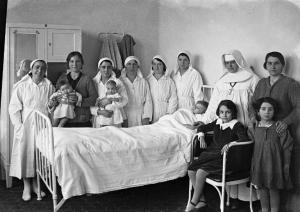 Ritratto di gruppo - Infermiere con donne e bambini - Pavia - Ospedale Policlinico San Matteo - Clinica pediatrica