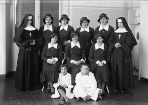 Ritratto di gruppo - Infermiere religiose con donne e due bambini - Pavia - Ospedale Policlinico San Matteo - Clinica pediatrica