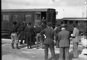 Mortara - Stazione ferroviaria - Achille Starace scende dal vagone del treno - Gruppo di gerarchi - Gruppo di uomini senza divisa