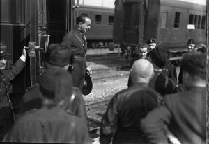 Mortara - Stazione ferroviaria - Vagoni fermi sui binari - Achille Starace scende dal vagone del treno - Gruppo di fascisti in divisa