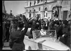 Mortara - Achille Starace in piedi nell'autovettura fa il saluto fascista - Gruppo di fascisti in divisa - Folla gioiosa