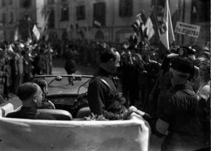 Mortara - Achille Starace in piedi nell'autovettura - Folla gioiosa con bandiere e cartelli