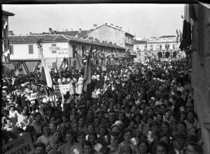 Mortara - Corso Garibaldi - Folla assiepata - Stazione ferroviaria sullo sfondo