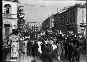 Mortara - Corso Garibaldi - Folla con bandiere e gagliardetti - Stazione ferroviaria sullo sfondo