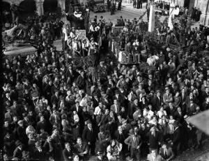 Broni - Piazza Garibaldi - VIII Festa nazionale dell'uva - Folla - Carri folcloristici con cartelli
