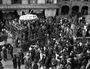 Broni - Piazza Garibaldi - VIII Festa dell'uva - Folla con carri folcloristici