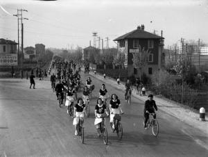 Pavia - Manifestazione polisportiva - Gruppo di persone in bicicletta, alcuni in divisa fascista