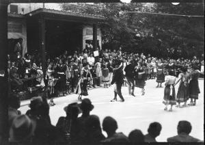 Salice Terme - IX Festa nazionale dell'uva - Danzatori in abiti tradizionali - Folla