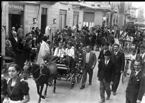 Salice Terme - Festa dell'uva - Sfilata di carri allegorici trainati da cavalli - Folla ai lati della strada