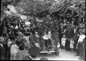 Salice Terme - IX Festa nazonale dell'uva - Sfilata di automobili addobbati con tralci e grappoli d'uva - Folla radunata ai lati del viale alberato