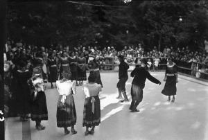 Salice Terme - IX Festa nazionale dell'uva - Parco - Danza di un gruppo di donne e uomini in abiti tradizionali