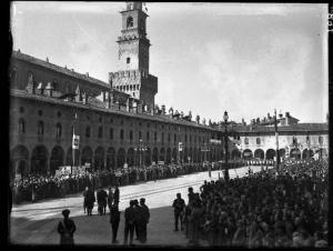 Vigevano - Veduta di Piazza Ducale - Folla di persone disposta ai lati della piazza - Persone sostengono cartelli
