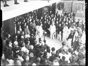 Vigevano - Palazzo Esposizioni (già dell'Impero) - Interno - Folla di persone - Uomo in divisa bianca davanti al microfono - Gerarchi fascisti e vescovo