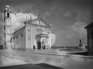 Chignolo Po - Veduta della chiesa di San Lorenzo - Monumento ai Caduti - Balaustra sullo sfondo della piazza