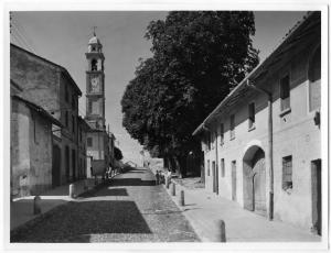 Chignolo Po - Via Mazzini - Campanile della chiesa parrocchiale di San Lorenzo sullo sfondo a sinistra