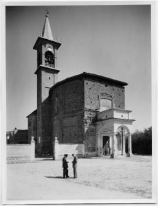 Chignolo Po - Lambrinia (già Camatta) - Veduta della chiesa di Sant'Antonio da Padova - Gruppo di due donne davanti all'ingresso sotto il proneo - Gruppo di due uomini al centro della piazza