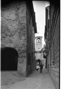 Ritratto maschile con bastone - Varzi - Vicolo nel centro storico - Torre di Porta Soprana sullo sfondo