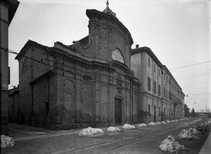 Voghera - Via Giovanni Plana - Chiesa di San Giuseppe Sposo - Facciata integrata con altri edifici - Cumuli di neve ai lati della strada