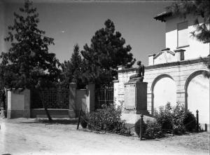 Chignolo Po - Frazione Lambrinia - Monumento ai Caduti della guerra 1915-1918 - Alberi