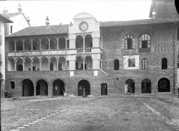 Pavia - piazza della Vittoria - Broletto - facciata