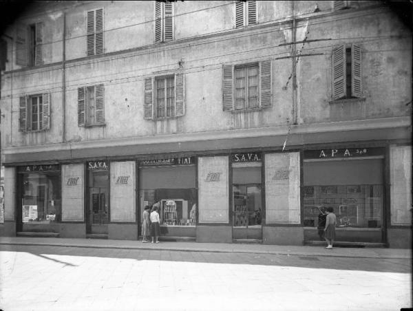 Pavia - Corso Strada Nuova 140 (angolo Viale Giacomo Matteotti 2-4) - negozio - Concessionaria Fiat - vetrine