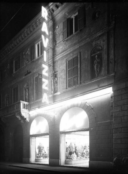 Pavia - Corso Strada Nuova 61 - Palazzo Garrone Carbonara - negozio - Ravizza Confezioni - vetrine