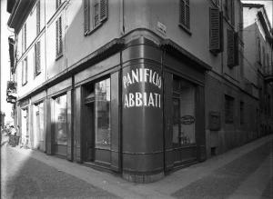 Pavia - corso Garibaldi, angolo via San Giovanni in Borgo - panificio Abbiati - vetrine