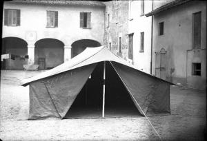 Pavia (?) - palazzo - corte - tenda ditta Tacconi