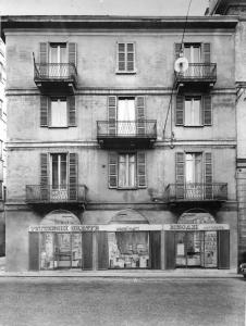 Pavia - Corso Cavour - palazzi - negozio Pettenghi - facciata