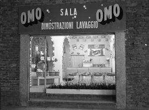 Pavia - Corso Cavour - palazzo - negozio - Omo - vetrina