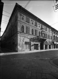 Pavia - Corso Strada Nuova 63 - Palazzo Garrone Carbonara - negozi - vetrine